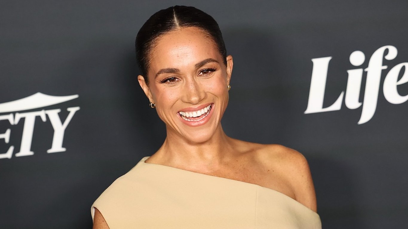 Meghan Markle sorprendida y encantada por el éxito de streaming de "Suits"; adelanta proyectos emocionantes y habla sobre el retraso en la aparición en la revista Variety.