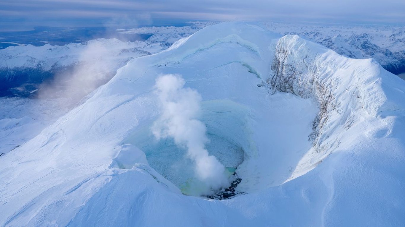Alerta de Emergencia: Residentes de Anchorage se preparan para posible erupción del Monte Spurr.