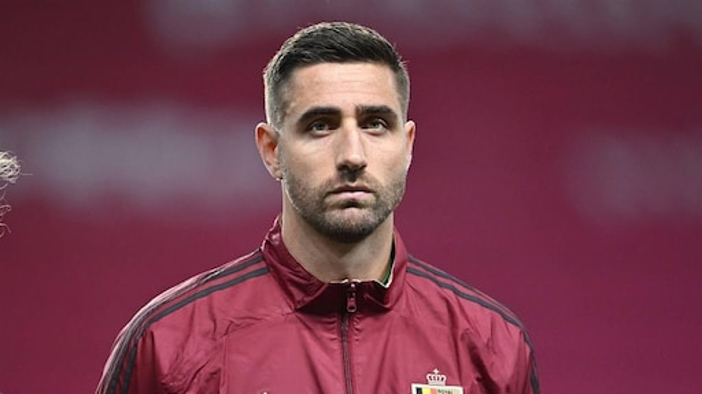 Casteels se aparta de la selección belga y critica el favoritismo de la Asociación de Fútbol hacia Courtois.