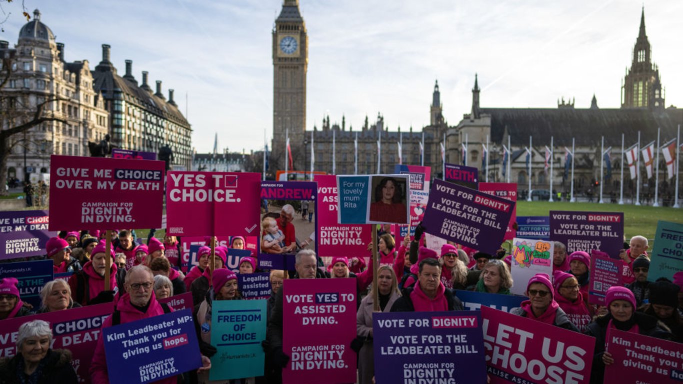 Reino Unido legaliza la muerte asistida, lo que genera un debate global sobre las elecciones y derechos al final de la vida.