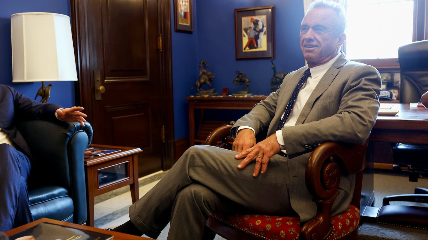 Reclamaciones controvertidas: Las opiniones sobre las vacunas de Robert F. Kennedy Jr. generan un debate sobre la salud pública.