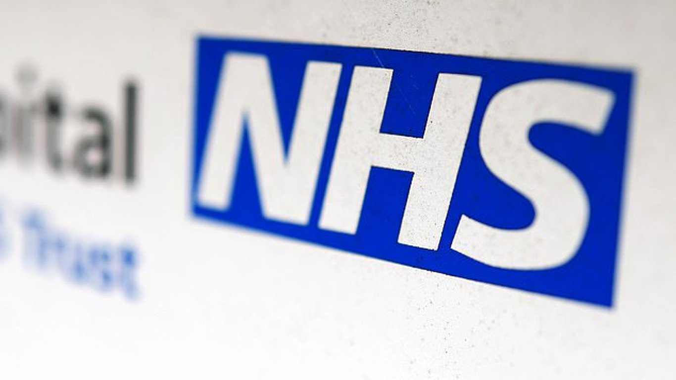 El NHS enfrenta críticas por negar financiamiento al prometedor fármaco para el Alzheimer, Lecanemab.