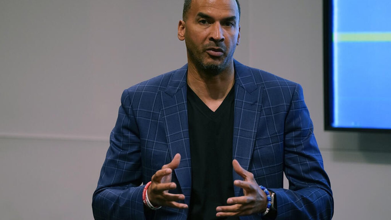 El sorprendente intercambio de Luka Dončić por parte de los Mavericks genera indignación y plantea preguntas clave.