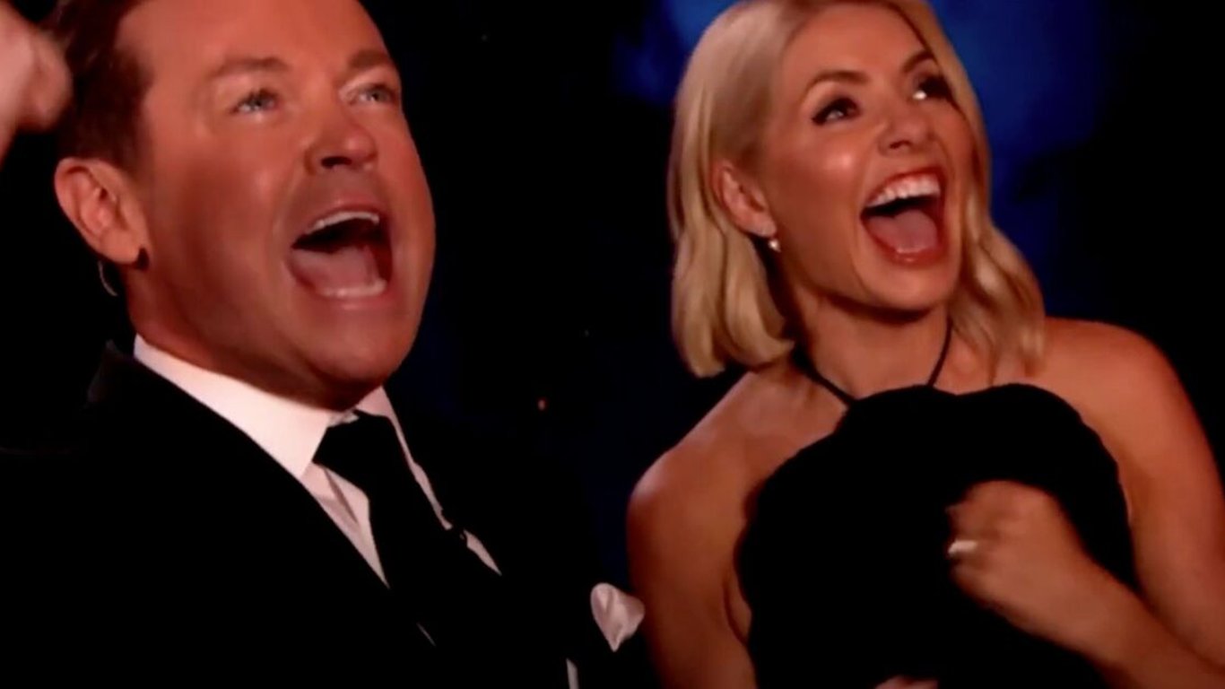 ¡Claro! La traducción al español sería: "¡Por supuesto! El revival decepciona mientras el desafío de la cabra deja a los espectadores rascándose la cabeza."