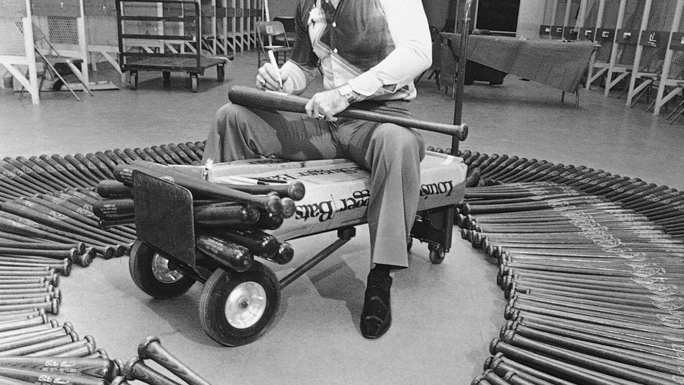 Pete Rose: El legado dual de una leyenda del béisbol entrelazada con la controversia.