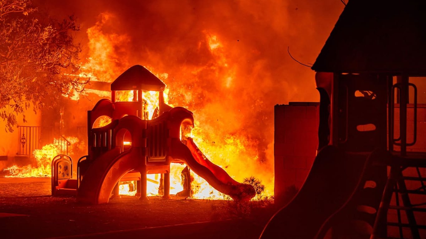 Pacific Palisades enfrenta devastador incendio que desaloja a 30,000 residentes