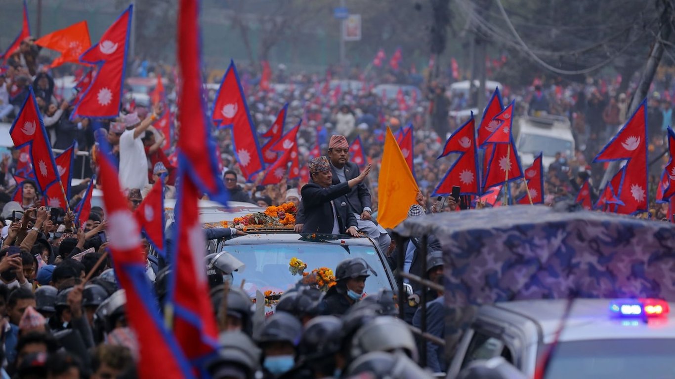Gyanendra regresa a Nepal y revive el debate sobre la monarquía y la democracia