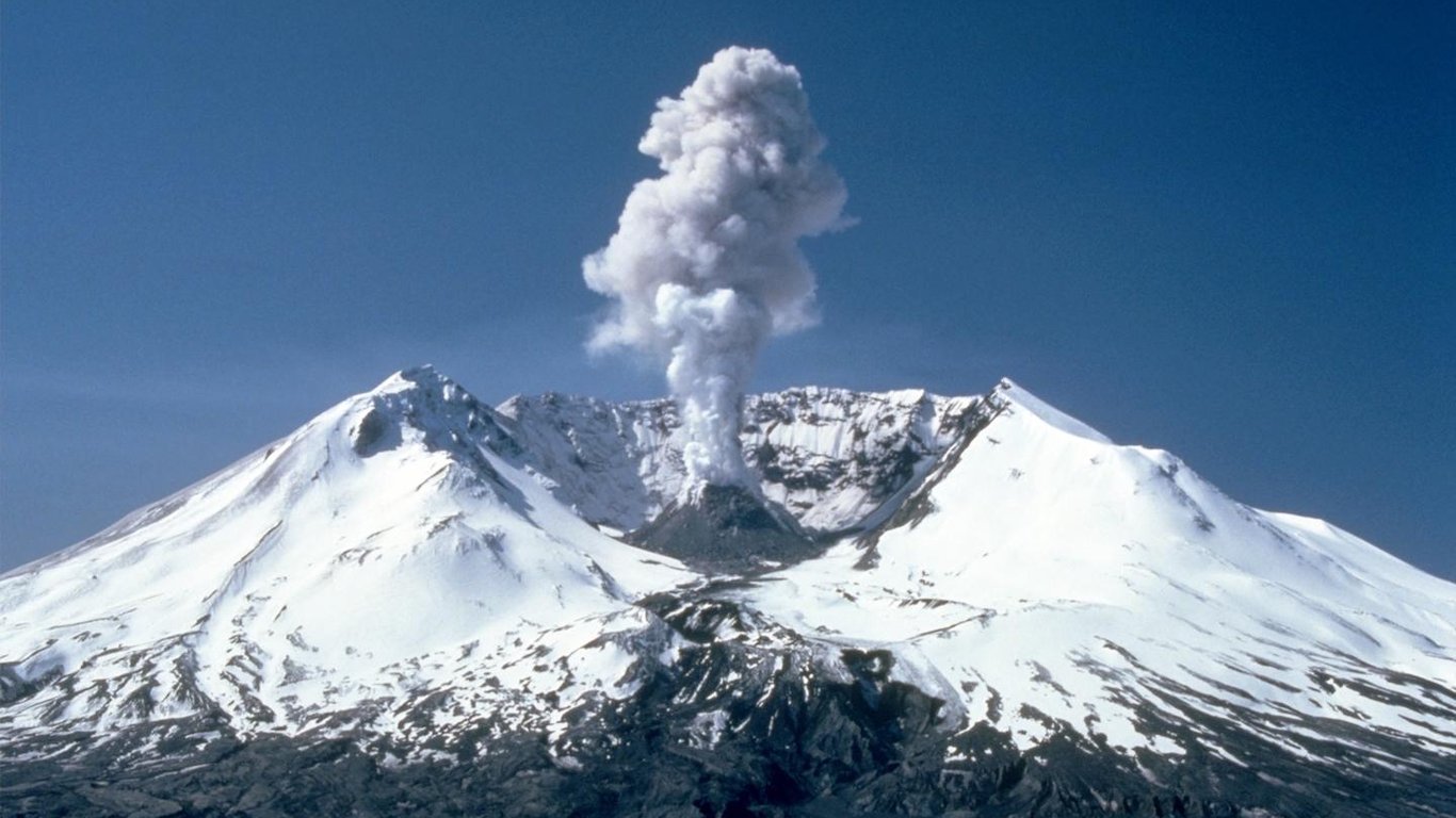 La amenaza de erupción del monte Spurr crece: se insta a los residentes de Anchorage a prepararse para la caída de ceniza.