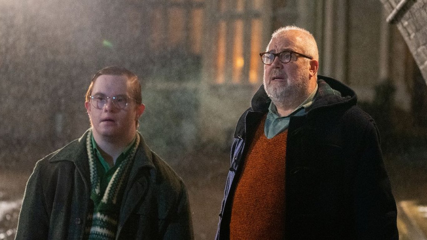 Cliff Parisi moviliza el apoyo de la comunidad para salvar el pub local esta temporada navideña.