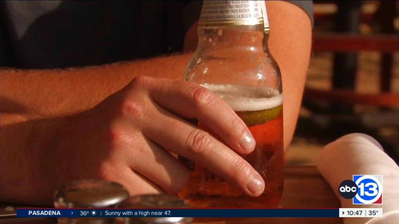 El Cirujano General insta a implementar nuevas etiquetas de advertencia sobre el alcohol en medio de una campaña de concienciación sobre el riesgo de cáncer.