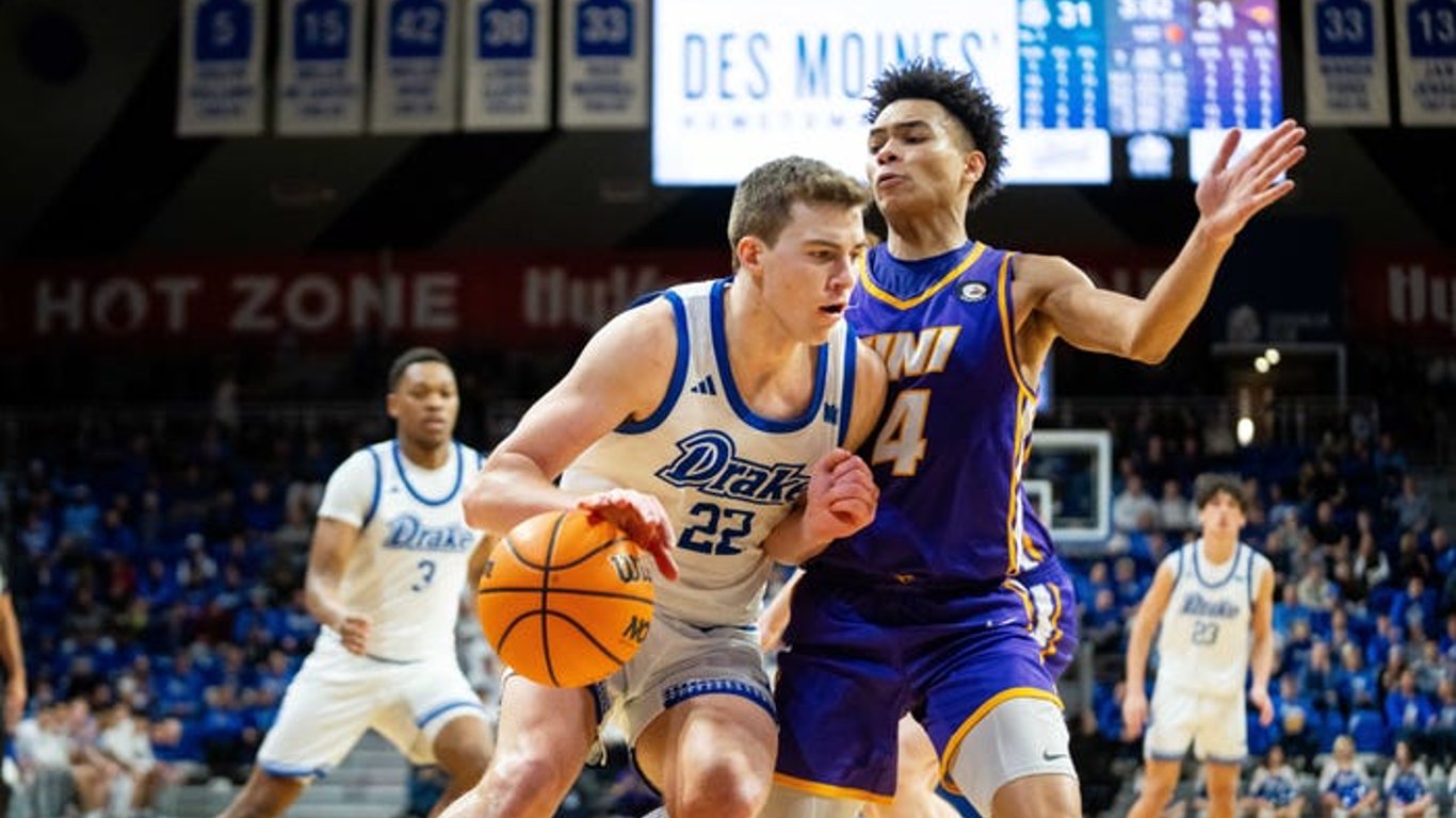 Las universidades de media categoría se elevan mientras UNC enfrenta turbulencias: se despliega el dinámico panorama del baloncesto universitario.