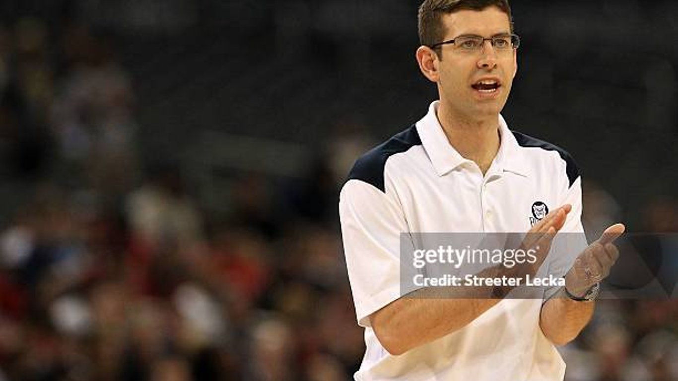 Movimientos sorprendentes de entrenadores y transferencias de jugadores agitan el panorama deportivo universitario.