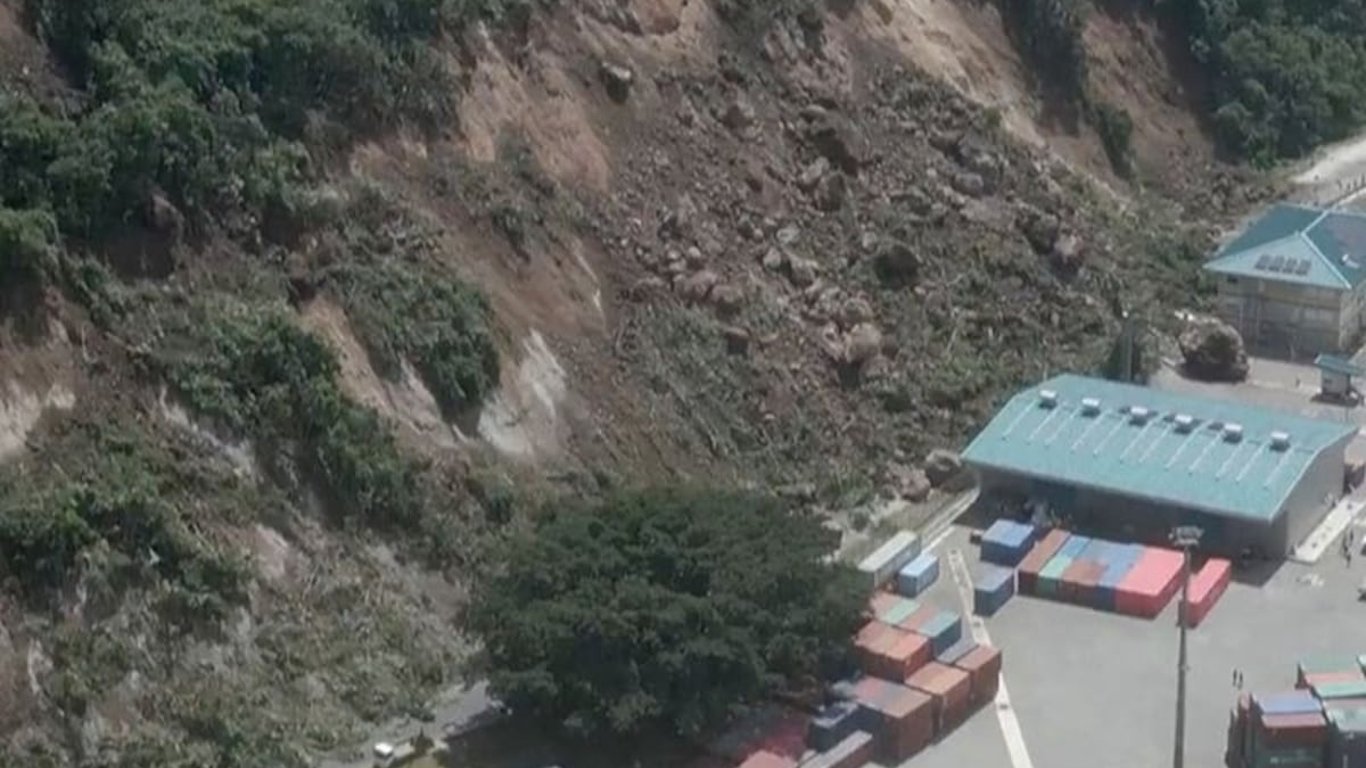 Vanuatu devastado por un terremoto de magnitud 7.3: esfuerzos de rescate en marcha en medio del caos.