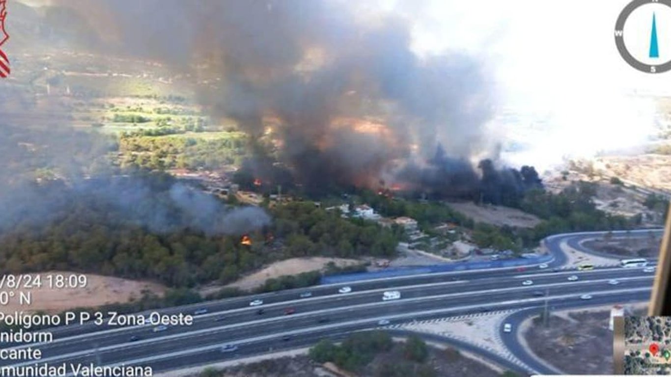 Incendio forestal en Benidorm obliga a cortar la AP-7 y genera alerta local