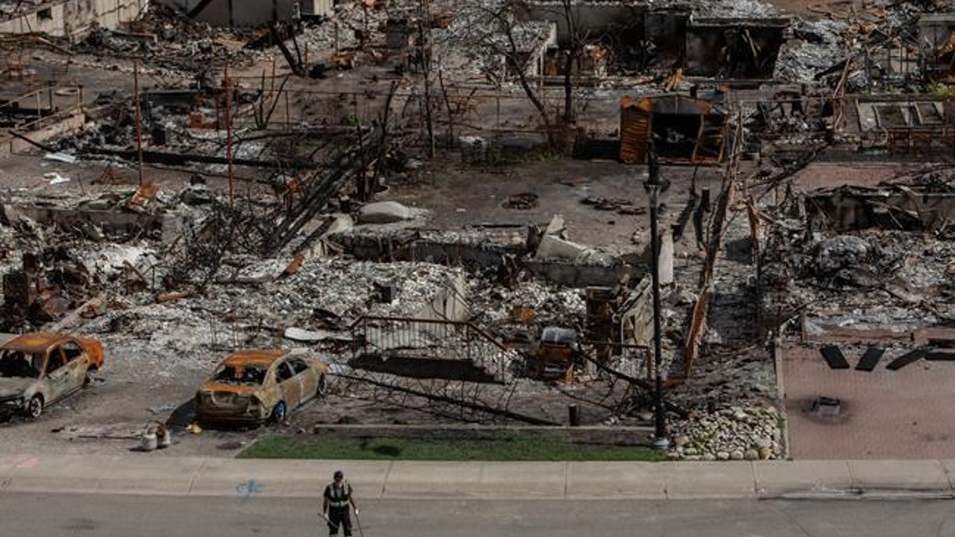 Devastador incendio forestal en Jasper encabeza los desastres climáticos de Canadá en 2024 a medida que aumentan las amenazas climáticas.