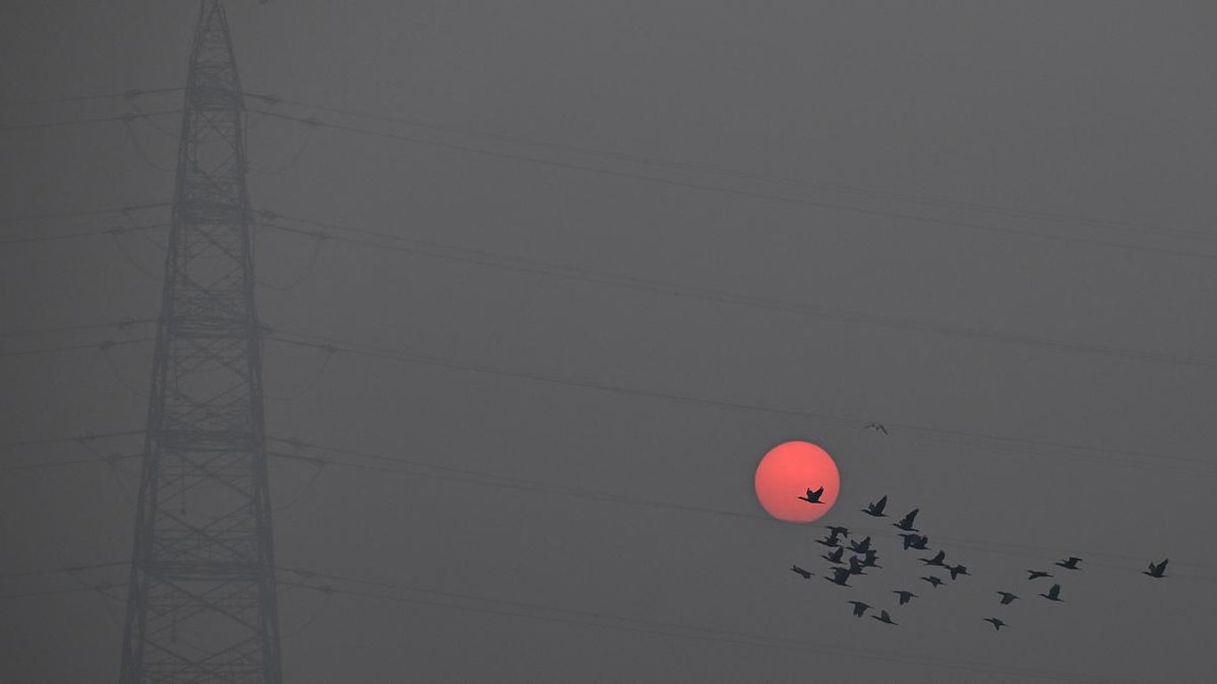 La crisis del aire en Delhi se agrava: la contaminación se eleva 17 veces por encima de los límites de la OMS, se necesita acción ahora.