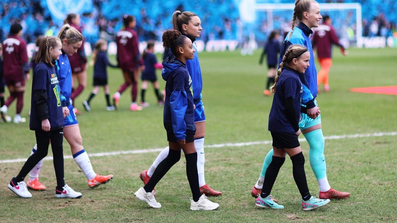La victoria de Chelsea en la copa se ve ensombrecida por preocupaciones sobre la calidad del campo en la final de la liga femenina.