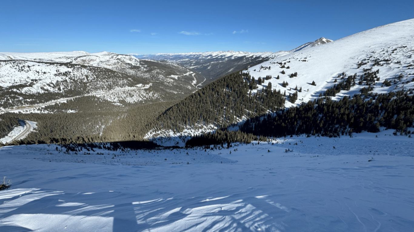 Encuentro con una avalancha: la notable supervivencia de un esquiador tras desviarse del camino seguro.