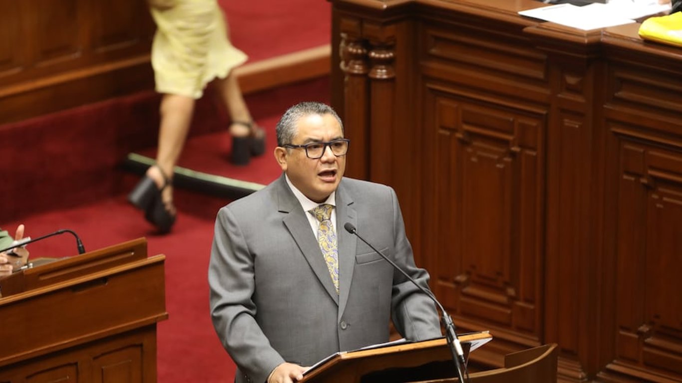 La lucha política en Perú: el futuro incierto del ministro del Interior Santiváñez