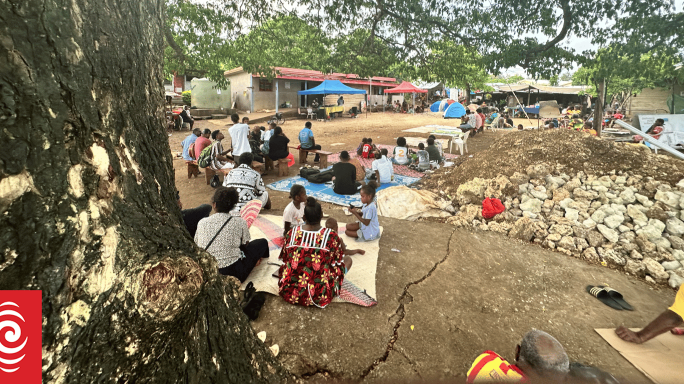 Los residentes de Port Vila enfrentan dificultades y miedo tras una serie de devastadores terremotos.