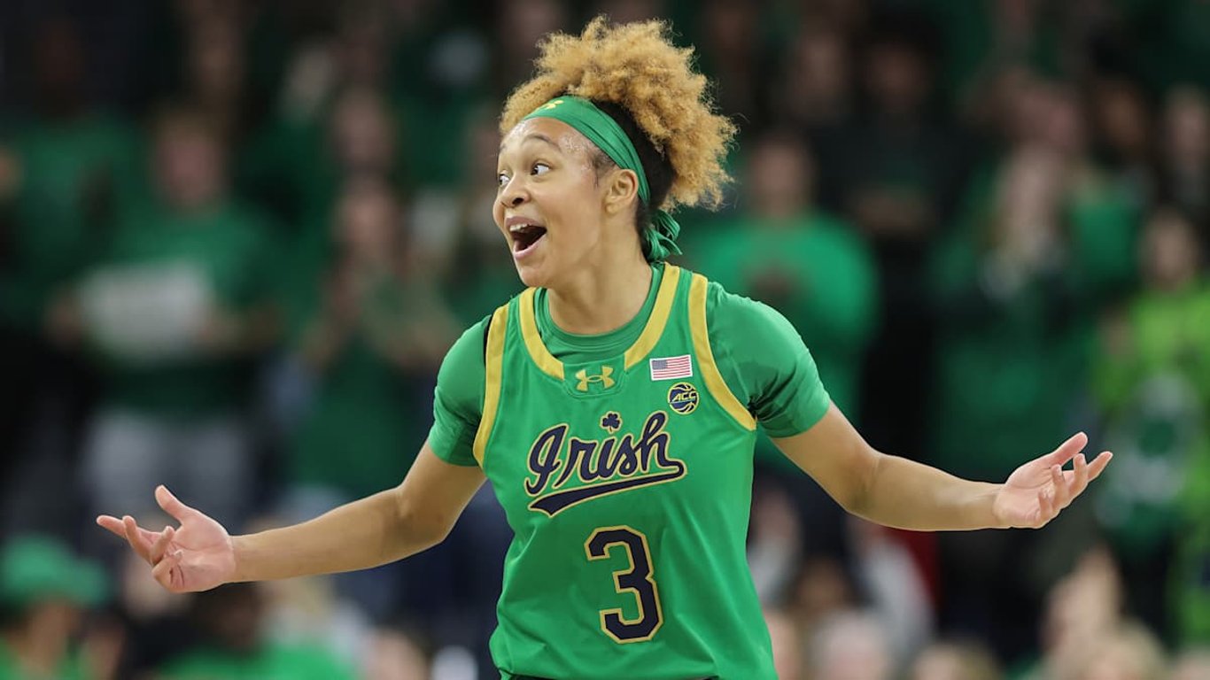 Domingo de Confrontación: La Ofensiva de Notre Dame se Encuentra con la Defensa de Carolina del Norte en un Choque Épico.