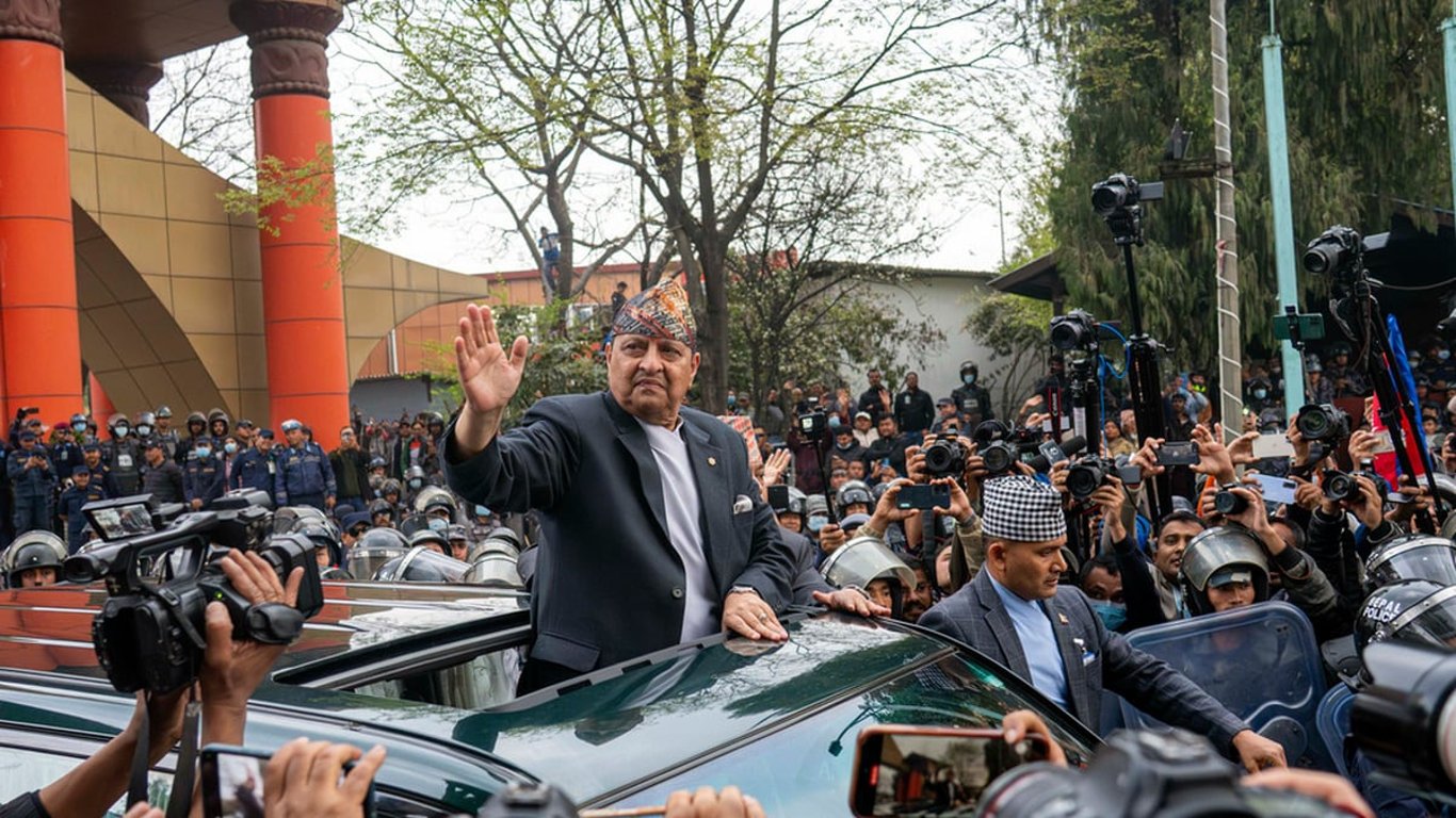 El regreso del exrey Gyanendra desata una masiva manifestación royalista en Katmandú.