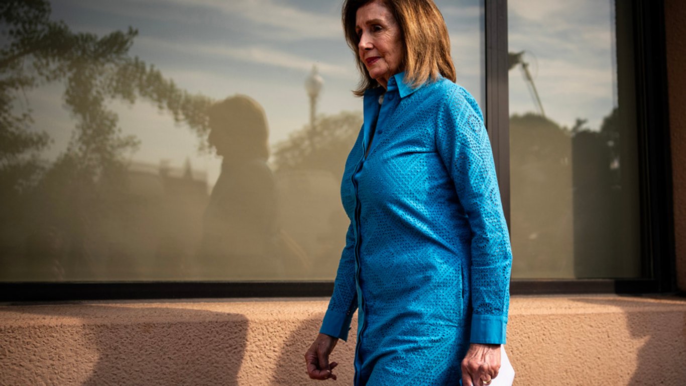 La cirugía de reemplazo de cadera de Pelosi genera preocupaciones en medio de su recuperación y planes futuros.