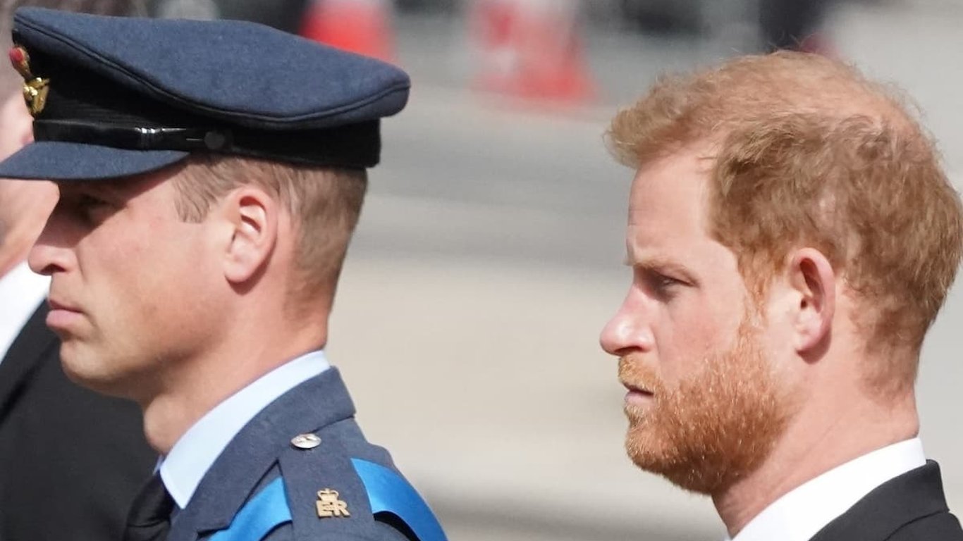 El Príncipe Guillermo se prepara para la realeza con un liderazgo moderno en medio de desafíos familiares.