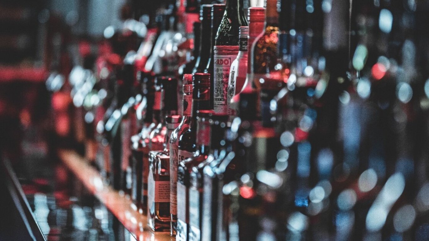 El Cirujano General insta a colocar etiquetas de advertencia en el alcohol para combatir los riesgos de cáncer y aumentar la concienciación.