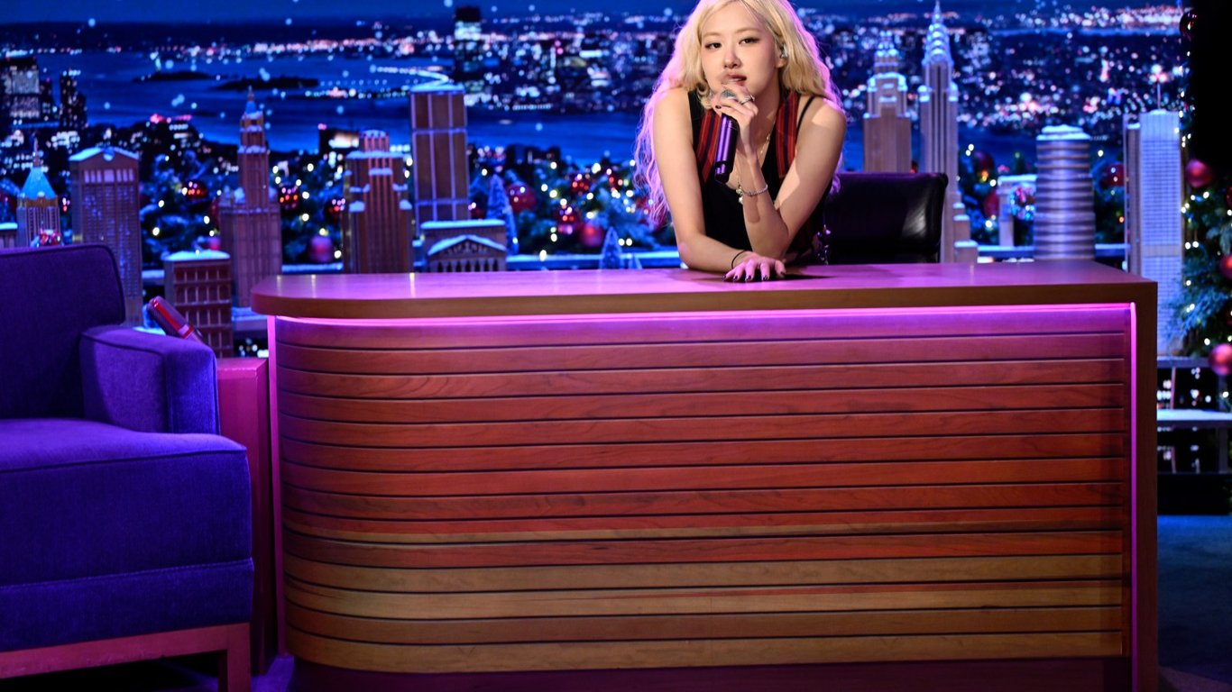 Rosé brilla en The Tonight Show, deslumbrando con su nuevo álbum y actuaciones dinámicas.