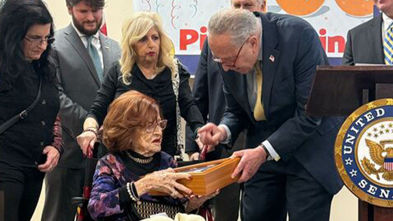 El senador Schumer rinde homenaje a una sobreviviente del Holocausto de 100 años como heroína local en Nueva York.