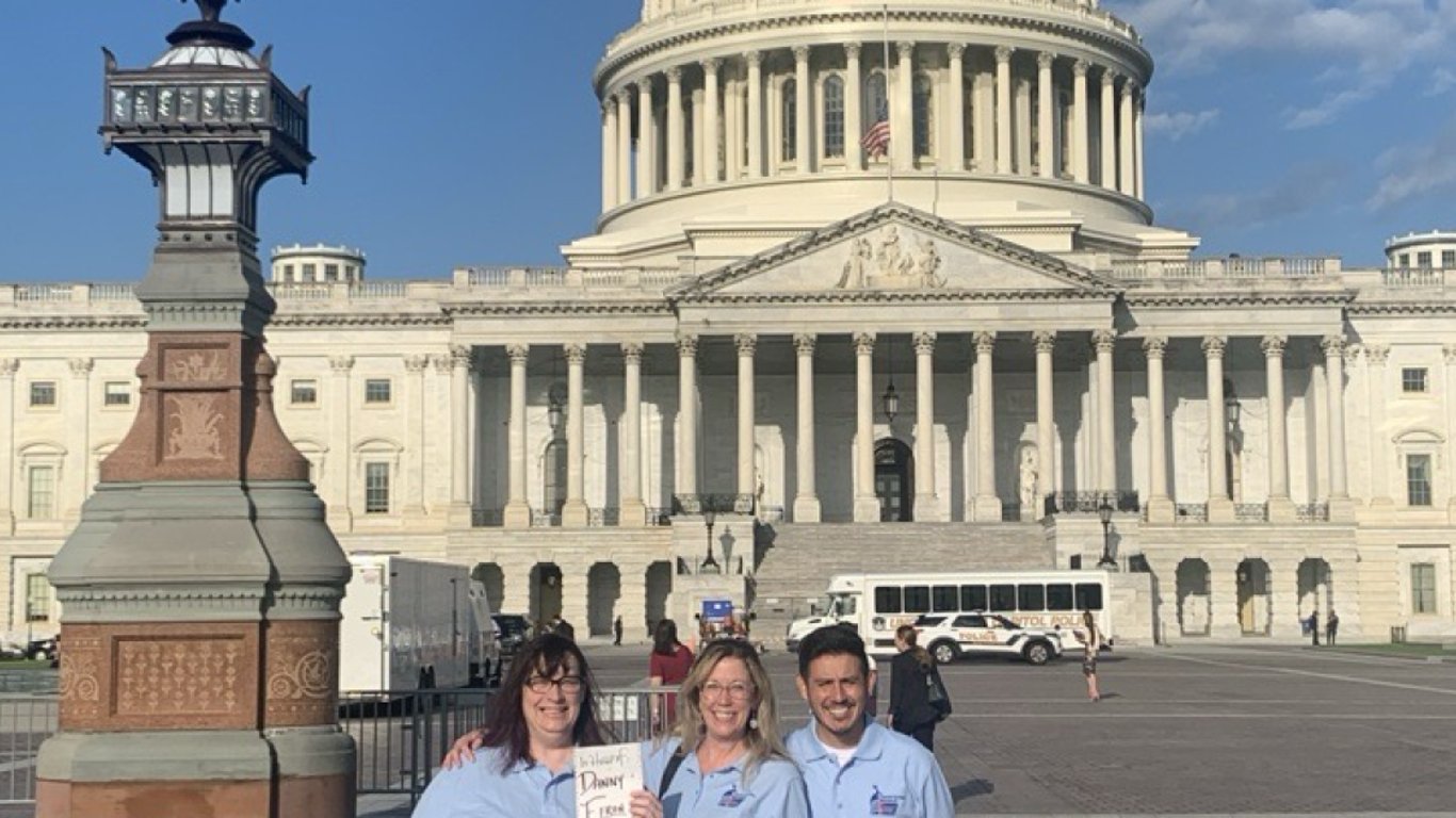 Defensora del Cáncer Infantil Ilumina Washington, Urgiendo Financiamiento Esencial para la Investigación