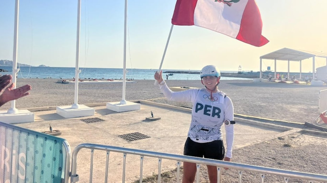 María Belén Bazo: the pioneer of Peruvian windsurfing at the Paris 2024 Olympic Games.