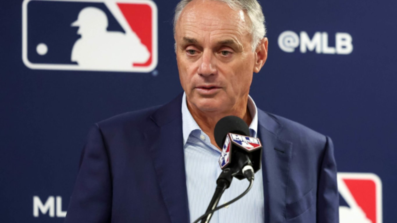 El Comisionado de la MLB, Manfred, habla sobre la durabilidad de los lanzadores y las innovaciones en la estrategia financiera.