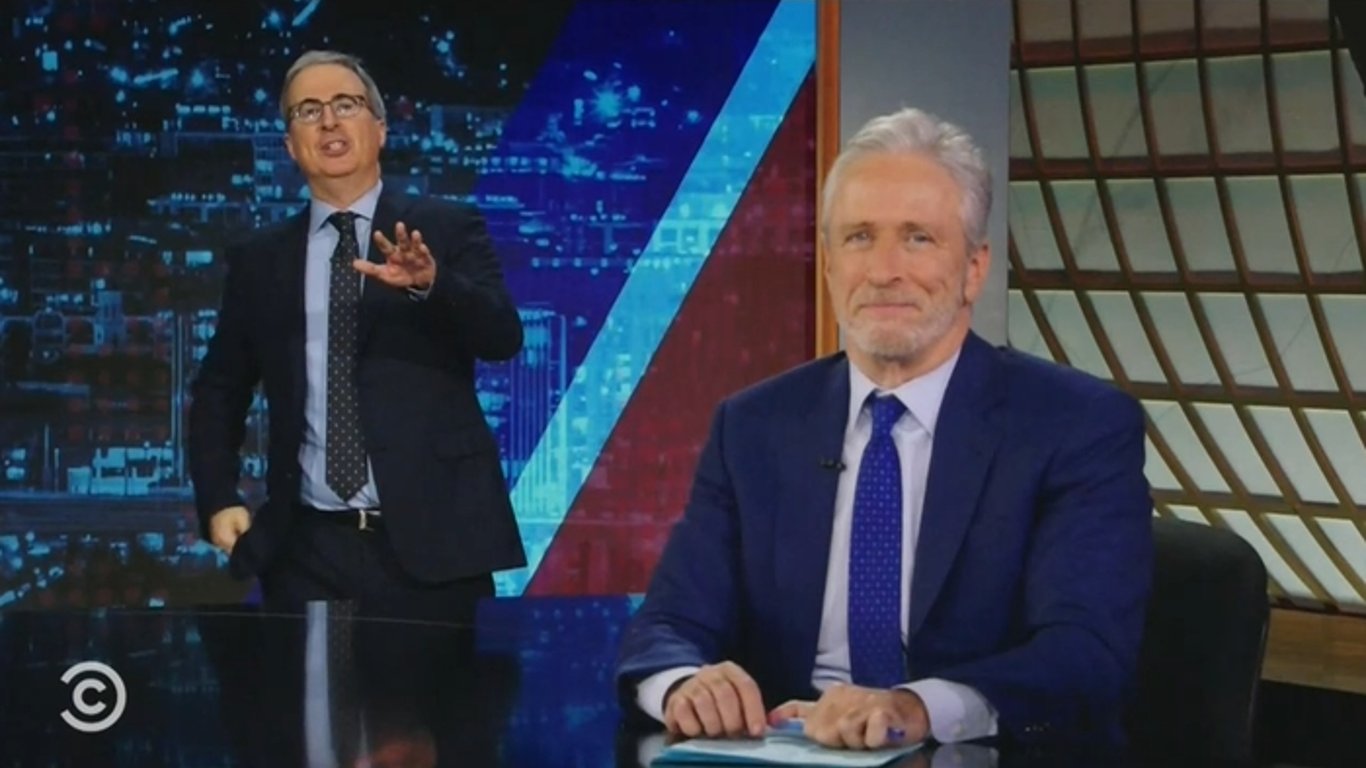 Jon Stewart y John Oliver se unen para burlarse del giro monárquico de América.