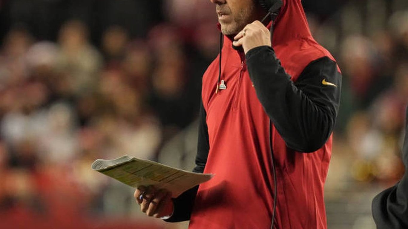 Los 49ers enfrentan una dura temporada baja mientras Shanahan lidia con el decepcionante colapso de la temporada.