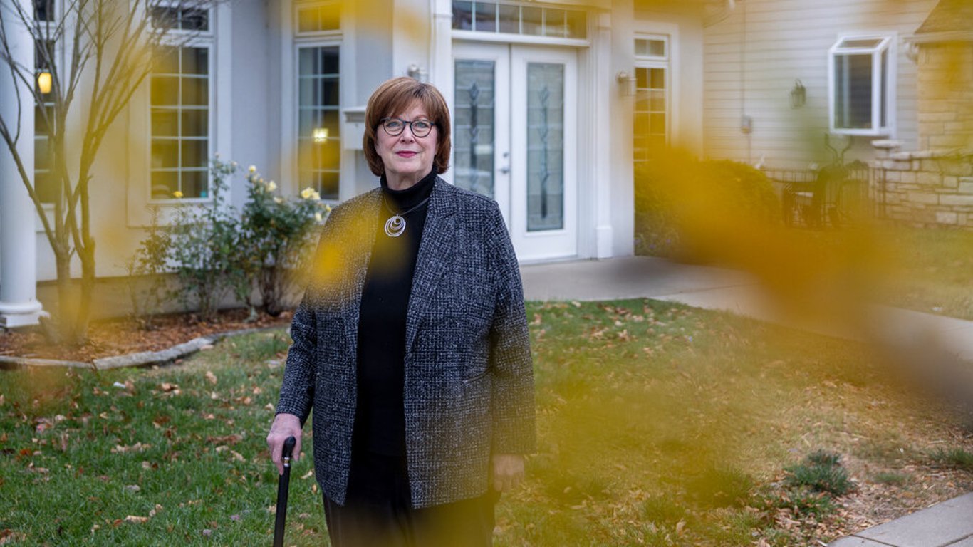 Pionero de las encuestas que se retira enfrenta demanda de Trump en medio de tácticas de intimidación.