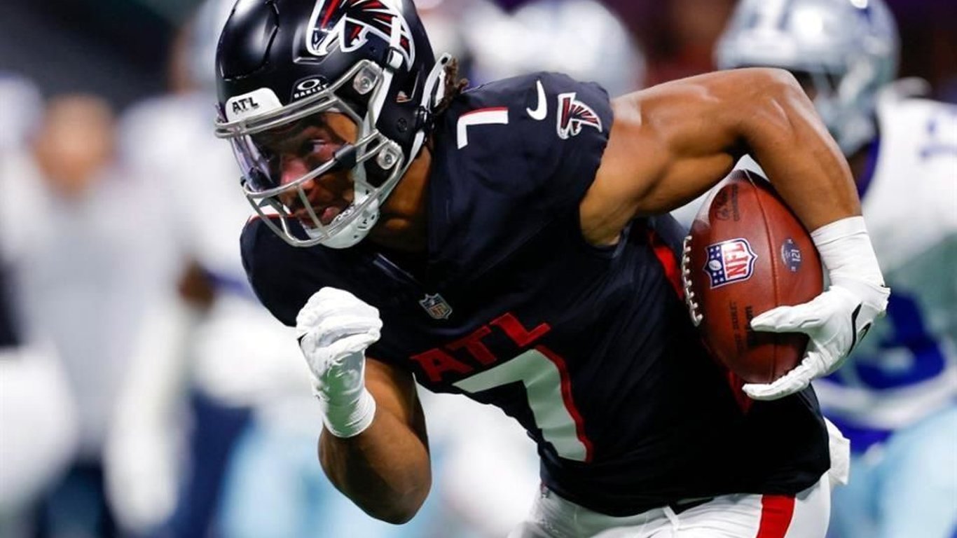 Bijan Robinson: Cómo una leyenda de la NBA inspira una nueva era de corredores en la NFL.