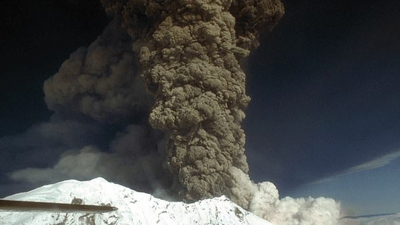 Anchorage se prepara para una posible erupción del Monte Spurr mientras los residentes acopian suministros.