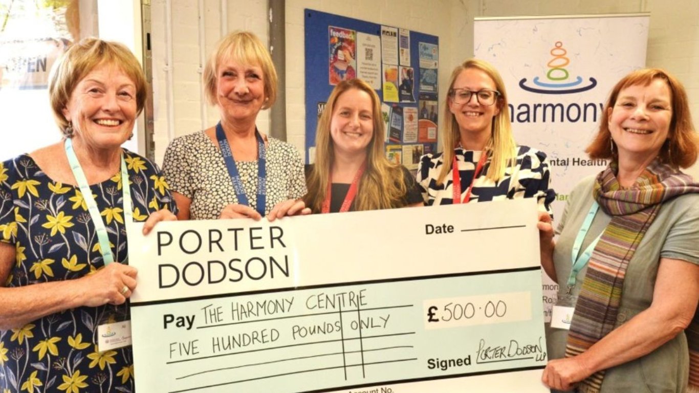 Porter Dodson impulsa la salud mental de Bridport con una donación de £500 al Harmony Centre.