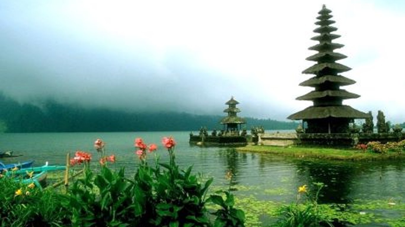 Indonesia Prepara a los Turistas para la Temporada de Monzones con Pautas de Seguridad Esenciales.