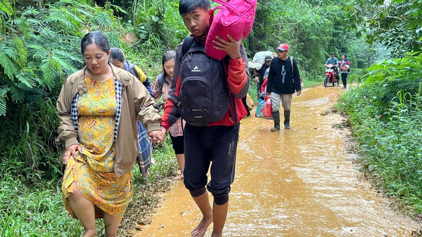 Las inundaciones repentinas y deslizamientos de tierra en Java reclaman vidas y exponen la crisis ambiental de Indonesia.