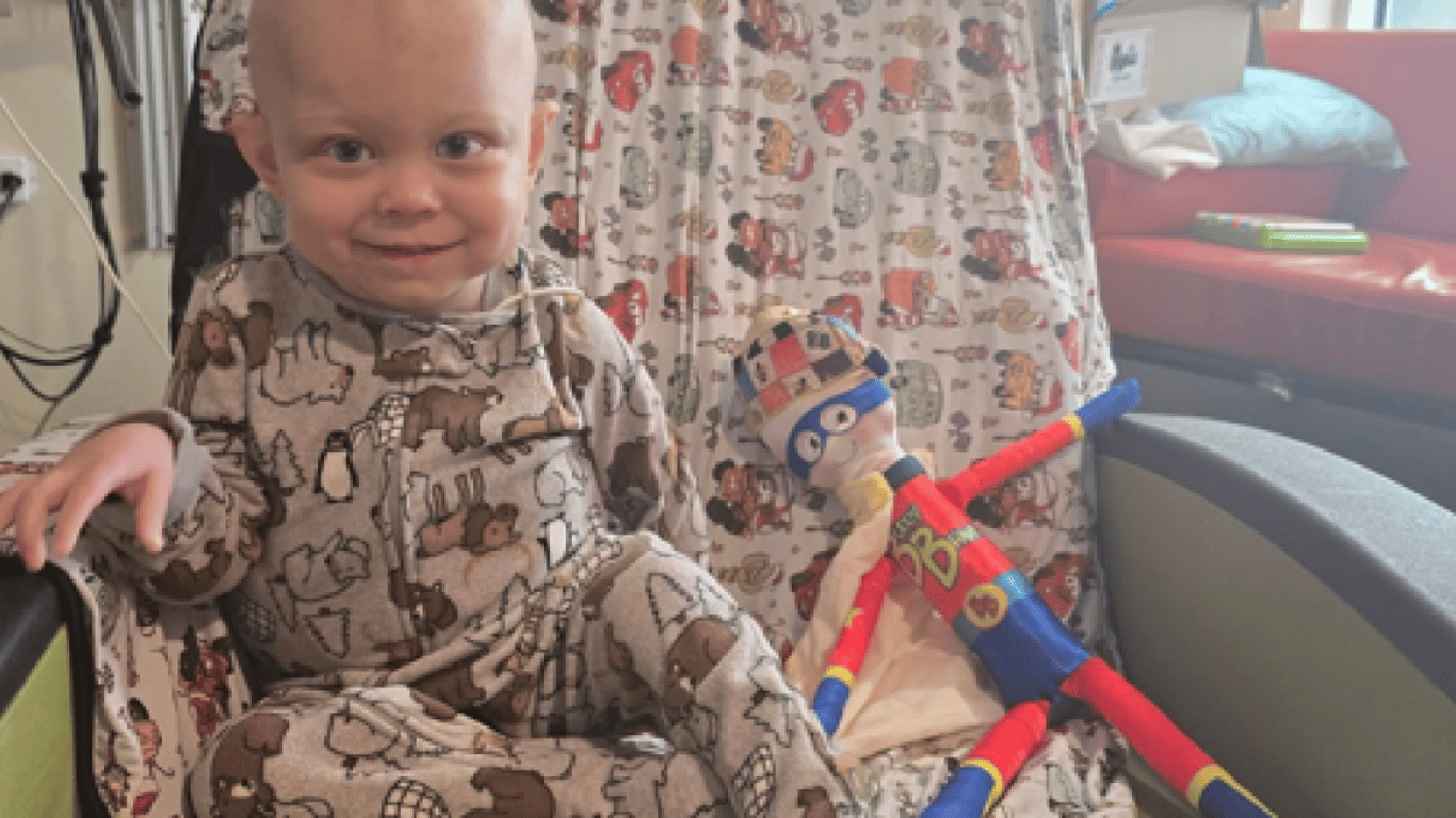 Lawrenceburg se une en apoyo al valiente niño Rowan que lucha contra el neuroblastoma con un conmovedor respaldo.