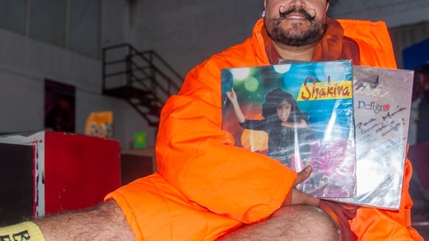 Juan Camilo Uricuechea: el fan que busca un récord Guinness por su colección de Shakira