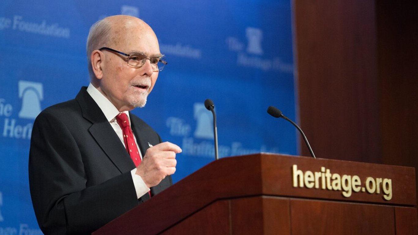 Movimiento Conservador Moderno Pierde a un Gigante: Lee Edwards Muere a los 92 Años Tras una Valiente Batalla