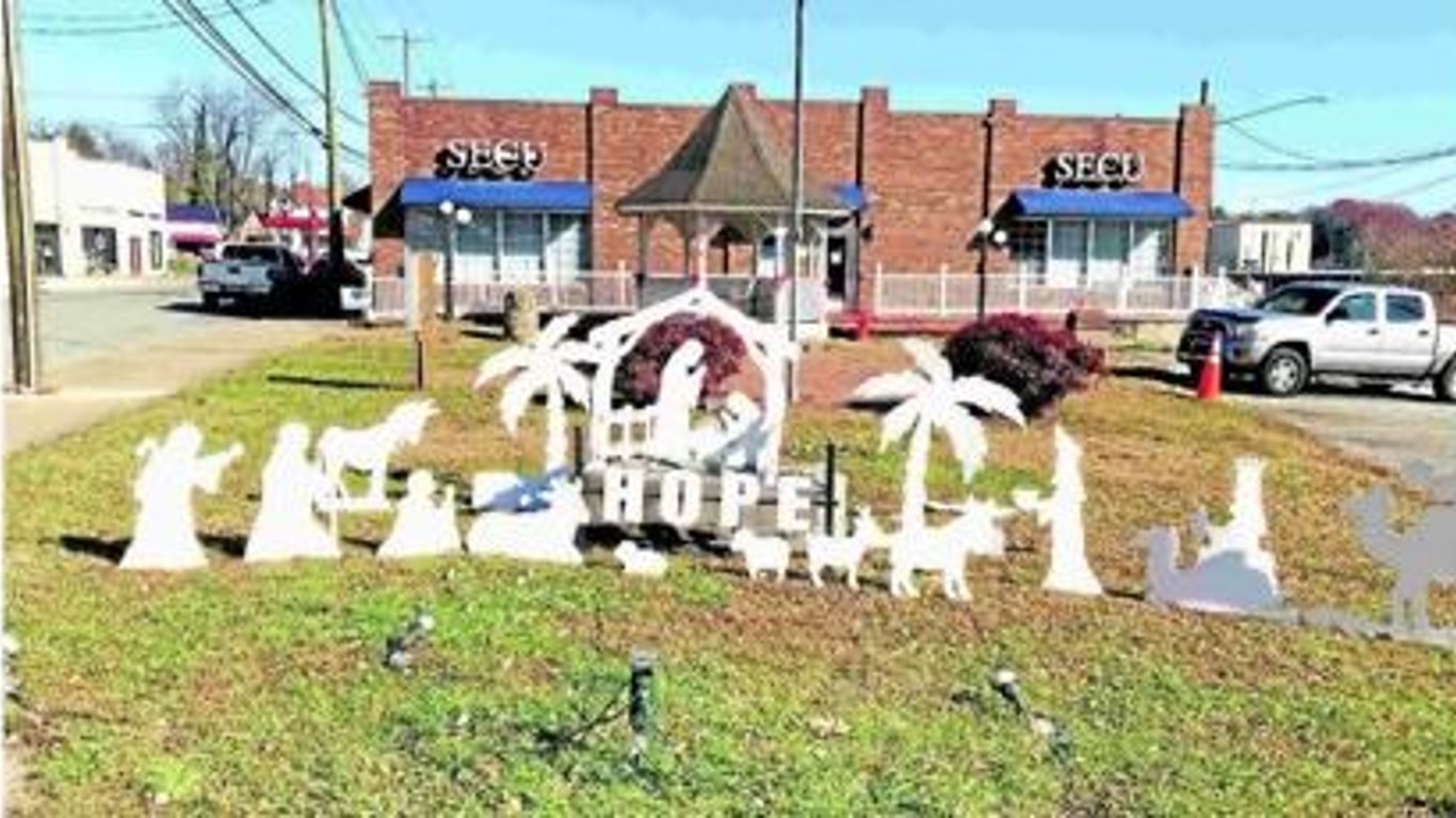 El Viejo Fuerte se Une para Iluminar el Espíritu Navideño Tras el Impacto del Huracán Helene