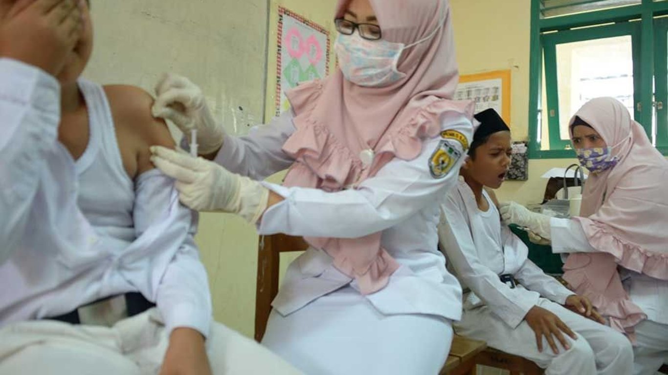 El audaz movimiento de Indonesia para aumentar la cantidad de trabajadores de salud ante la demanda global y mayores ingresos.