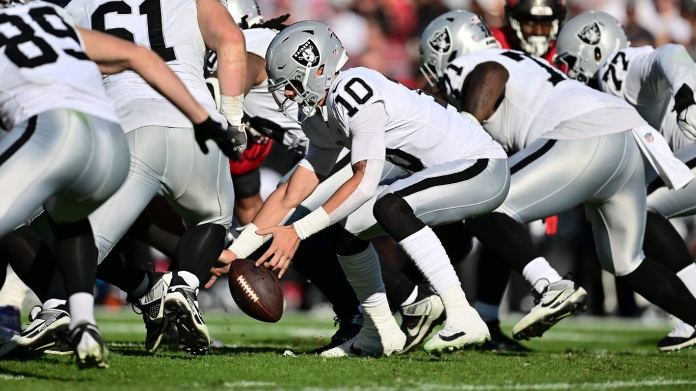 Los Raiders Enfrentan una Temporada Muerta Crucial Mientras el Carrusel de Mariscales de Campo Gira Fuera de Control.