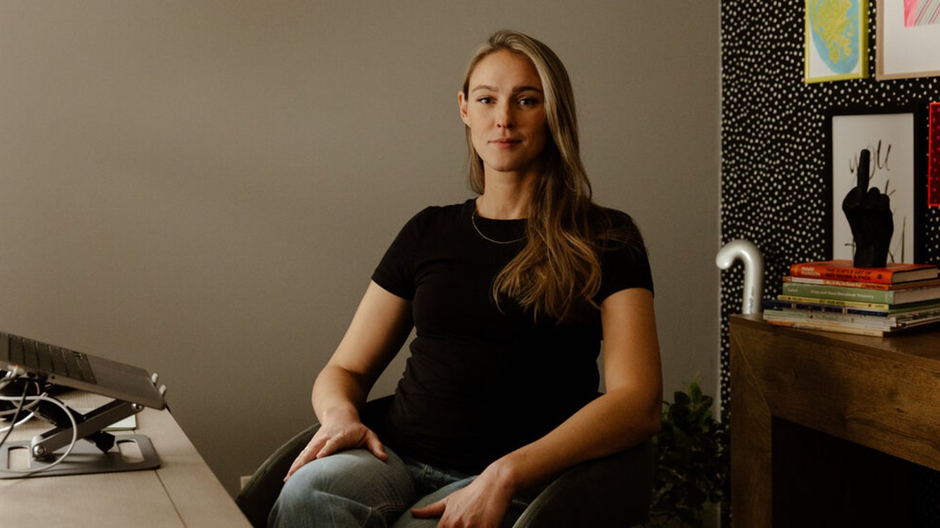 El podcast de Kylie Kelce sacude las listas, ofreciendo a las mamás una nueva perspectiva sobre la vida y los deportes.