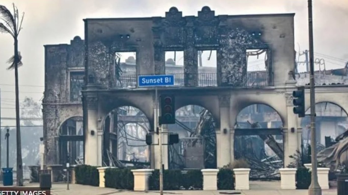 Incendio arrasa Pacific Palisades y obliga a evacuar a residentes y celebridades